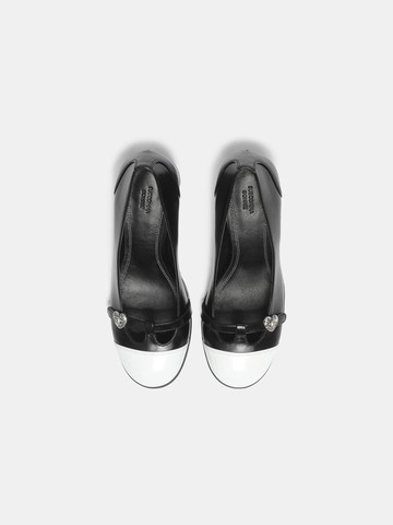 Round Toe Heart Lock Leather Pumps [Beige Black] (DG1BS25003BWX)