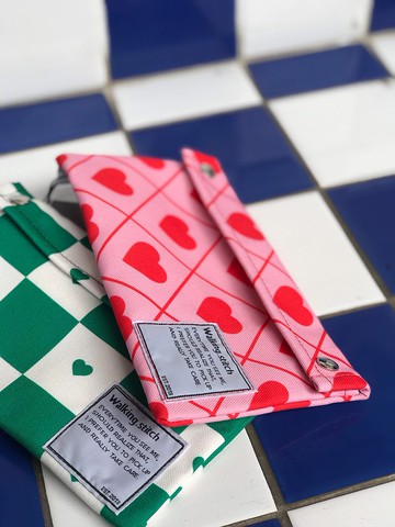 手拿包心形：粉紅色