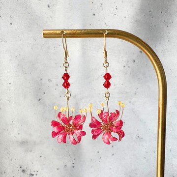 妖豔盛開的紅色彼岸花與施華洛世奇水晶的耳針 / 耳夾 樹脂・線材 曼珠沙華