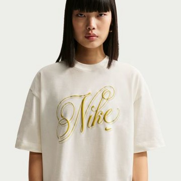 NIKE 短袖上衣 女 T恤 寬版 落肩 AS W NSW SS TEE BOXY SCRIPT 米白 IH7608-133