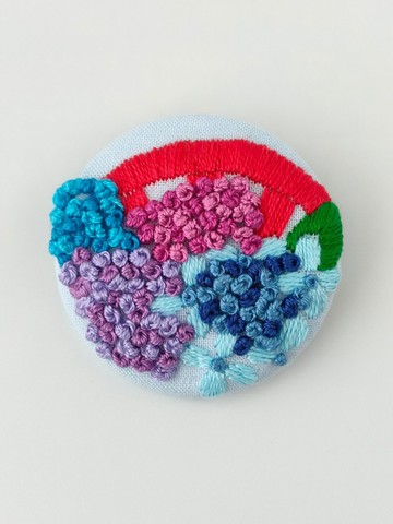 繡球花與拱橋的鮮豔刺繡胸針