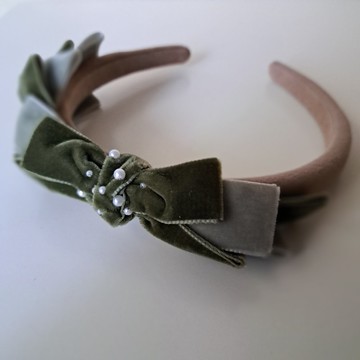 層層疊疊的絨布蝴蝶結髮箍-綠橄欖