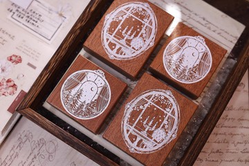 沙比利紅橡膠手帳框景【雪夜/晚餐】復古木質印章