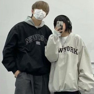 【FJstore】NEW YORK 199X 美式復古刺繡大學式風衣 寬鬆 落肩 V領 長袖上衣 男生長袖 女上衣 情侶