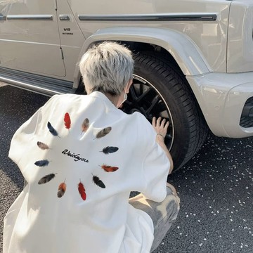 潮牌彩色羽毛印花短T 日系 寬鬆 短袖T恤 情侶t 大尺碼 印花t 五分袖 短袖男 男t 男生T恤（HT527）