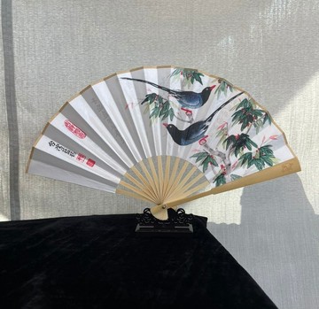 台灣藍鵲絹布摺扇典藏組 含底座與扇套