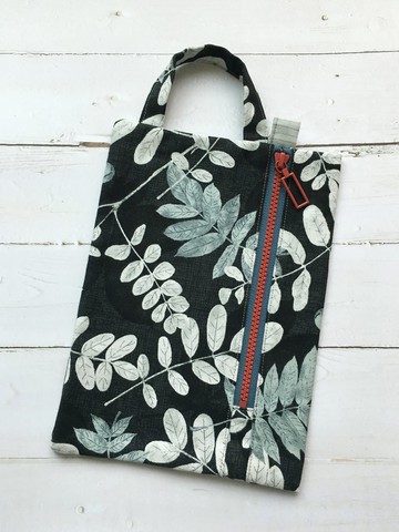 優雅花草拉鍊萬用小包