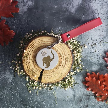 OPUS 東齊金工 不鏽鋼鑰匙圈吊飾 當貓咪變身巨蟹座 歐式鐵藝  14.7 x 3.6 x 1cm  巨蟹座 紅色植鞣革