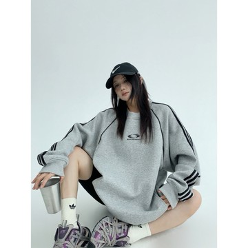【RICECAKE & OISIS】美式三槓 圖案刺繡 圓領上衣 高級感 百搭 oversize 衛衣 女