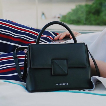 斜背包 Cable Flap Bag 翻蓋手提包 / Charcoal Black 黑色的