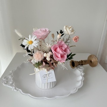 SEE 看見花藝設計|情人節|永生玫瑰 |生日|淡香暮野擴香牛奶花瓶