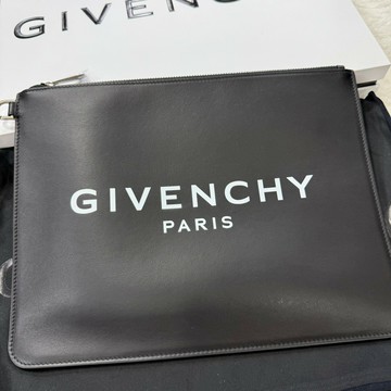 【紀梵希｜全新】現貨 GIVENCHY 手拿包 文字款 大標LOGO 男包 大手拿包｜Little Bee 小蜜蜂精品