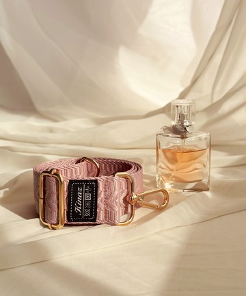 微光浮雕品牌質感寬版背帶-晨曦粉-帶我走系列(BN96483-09)