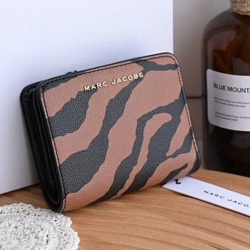 MARC JACOBS 馬克賈伯 虎紋印花皮革扣式短夾.咖