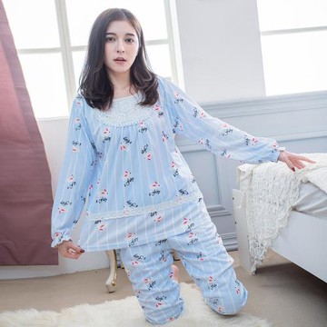 lingling日系 英字兔子直條紋布蕾絲袖口荷葉牛奶絲長袖二件式睡衣組(全尺碼)