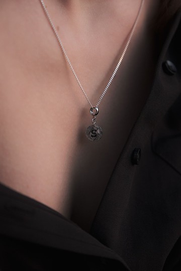 由 Muonionalusta 隕石製成的初始吊墜