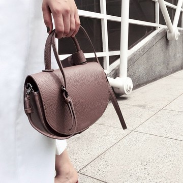 半圓形手提斜背包 玫瑰褐色