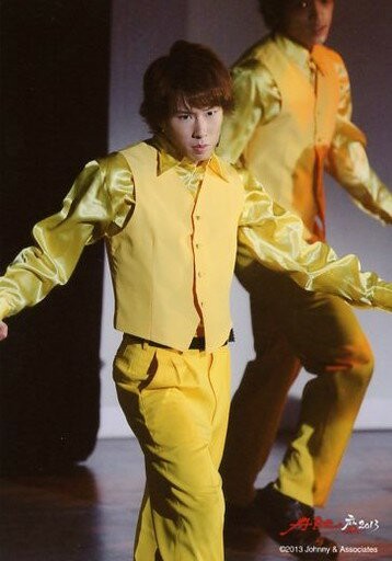 Snow Man/宮館涼太/現場照片·膝上·衣服黃·兩手展開·腳交叉/ABC座2013傑尼斯傳說>舞台照片第2彈