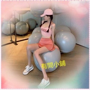 有間小鋪:網紅同款 潮女休閒粉色運動套裝 性感女吊帶背心+高腰短褲裙 新款兩件套 健身瑜伽字母背心+防走光跑步短褲裙