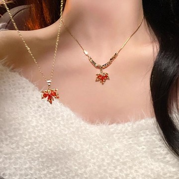 臺灣出貨 高級感女生項鏈 吊墜女 紅色楓葉吊墜項鏈女秋冬復古紅色新年鎖骨鏈輕奢高級感毛衣鏈配飾 時尚飾品 裝飾配件