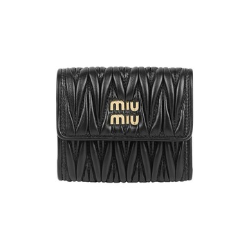[平輸]MIU MIU 金字納帕軟皮釦式三折小短夾(黑色)