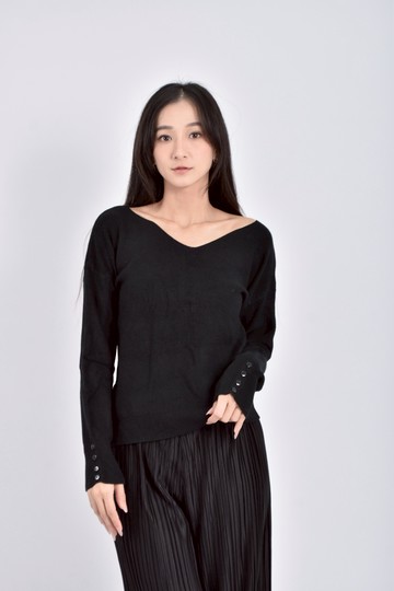 (M) 質感針織素面黑色毛衣