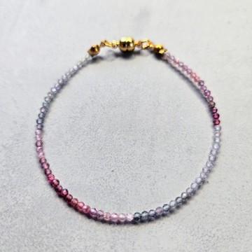 彩虹碧璽細緻手鍊 不笨拙也能安心，零壓力一觸即成