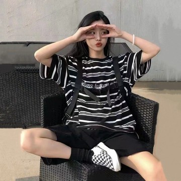 【台灣現貨速發】夏季必備寬鬆運動休閒套裝 透氣條紋短袖T恤 短褲兩件式 舒適百搭 夏天套裝 套裝女 a0033