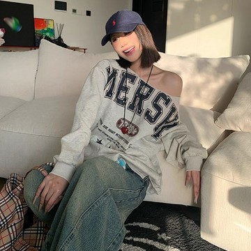 【美式辣妹】字母印花斜肩長袖衛衣女 2026秋季 設計感 小眾 寬鬆休閒上衣 長袖 衣服 顯瘦上衣 打底衫 衛衣 大學T