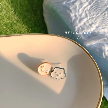 ins云朵笑臉耳環~小眾設計感不對稱可愛少女耳釘網紅小巧早春耳飾