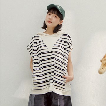 【MOSS CLUB】連帽V剪接連袖條紋棉短袖上衣 黑 桔