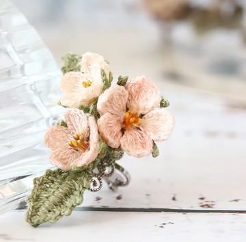 車輪梅 純白/蜜粉色 耳夾 細工編織 附舒適軟墊 串珠吊飾可卸下