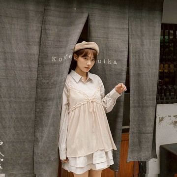 QUEENSHOP_F 透紗綁帶荷葉罩衫背心-杏 現+預 【01099172】