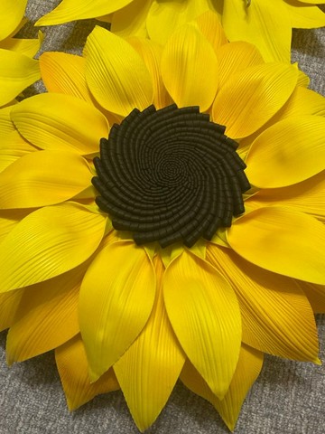 莖上的巨型泡沫黃色花。大向日葵。 70 厘米花。婚禮裝飾