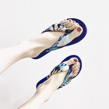 波西米亞絲綢緞面花朵人字拖女夏 度假沙灘防滑坡跟厚底夾腳拖鞋