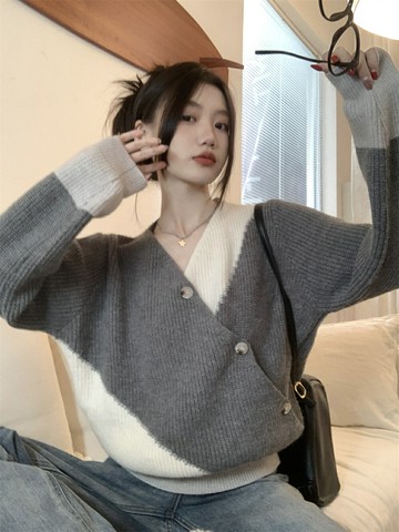 設計感復古拼色V領毛衣女秋冬韓版休閑顯瘦寬松斜排扣針織衫上衣