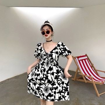 2022夏季新款復古韓版碎花泡泡袖v領法國小眾露背連衣裙子小子