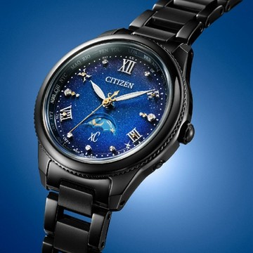 CITIZEN 星辰 xC系列 EE1007-75L 夜川月限定款超級鈦光動能電波萬年曆時尚腕錶 29mm