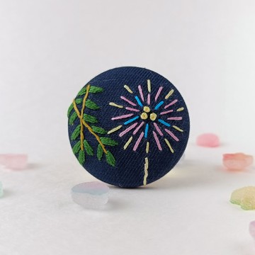 色彩繽紛的煙火刺繡胸針