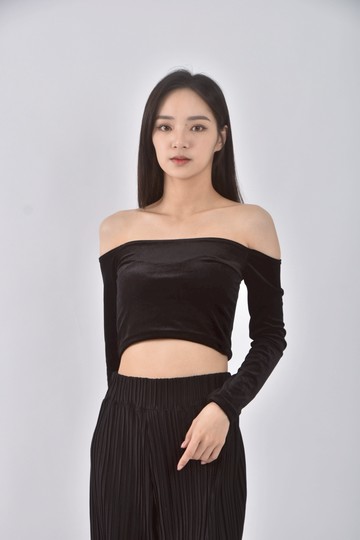 (S) 【智恩私服】qianhan質感修身短版一字領黑色長袖上衣