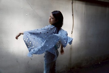 圓領百變洞洞斗篷 - 灰藍色  (可當斗篷、罩衫、圍巾、洋裝)