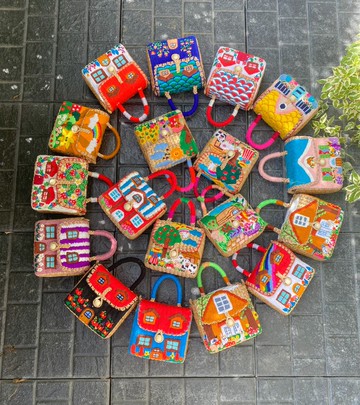 手工水葫蘆刺繡小包，可於聊聊告知您偏好的圖案。