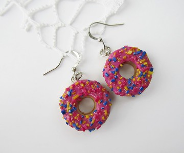 可愛的耳環甜甜圈粉紅色釉面甜甜圈耳環粉紅色甜甜圈頂部灑