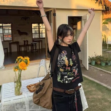 塗鴉印花修身正肩短袖 美式短袖 正肩 t恤 街頭休閒風 夏季顯瘦寬鬆短袖 美式上衣 短袖上衣 短袖


