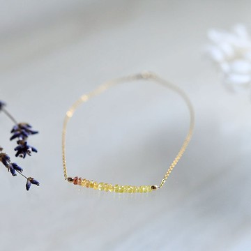 腳鍊石黃藍寶石的九月生日石，有助於穿透目標