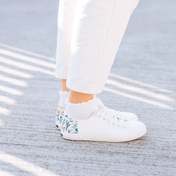 後跟小驚喜【腳踏車日】香草花園 小白鞋 禮物 插畫 冬季穿搭