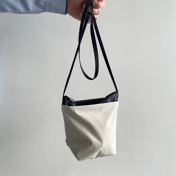 高機能尼龍船型側背包 撞色 象牙白x炭灰