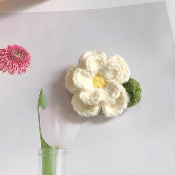 熱銷🍋手工鉤織毛線山茶花胸針復古可愛小紅花別針衣服包包帽子配飾成品手工藝 手作毛線編織成品 交換禮物鉤針