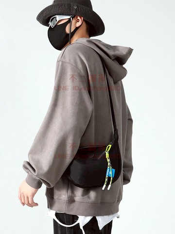 斜挎包男 ins潮小包 日系休閑單肩包 男士包 男生挎包 學院風背包【不二雜貨】