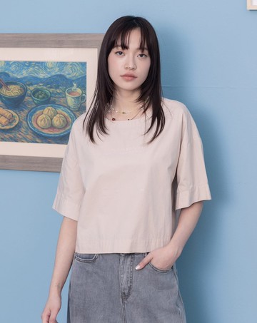 曖昧英文字印花背後打褶短版上衣(兩色)